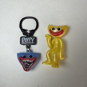 Smiling Huggy Wuggy Poppy Playtime PhatMojo Collectible Mini Figure & Keychain